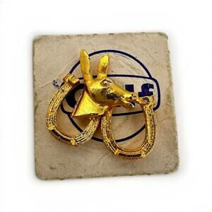 .75”x.75” Vintage 1960s On Card Gold Tone Gulf Oil Co. Donkey Horseshoes Pin